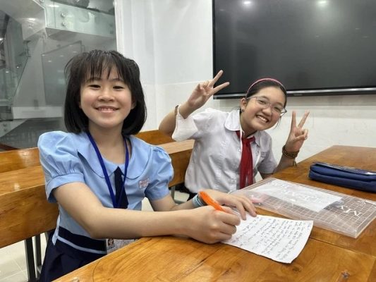 Thí sinh Gia Hân (bên trái) và Minh Anh sau khi hoàn thành bài khảo sát lớp 6